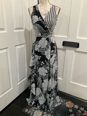 NWT INC WOMENS BLACK FLORAL STRIPE PRINTED RUFFLE TRIM MAXI DRESS.  INC